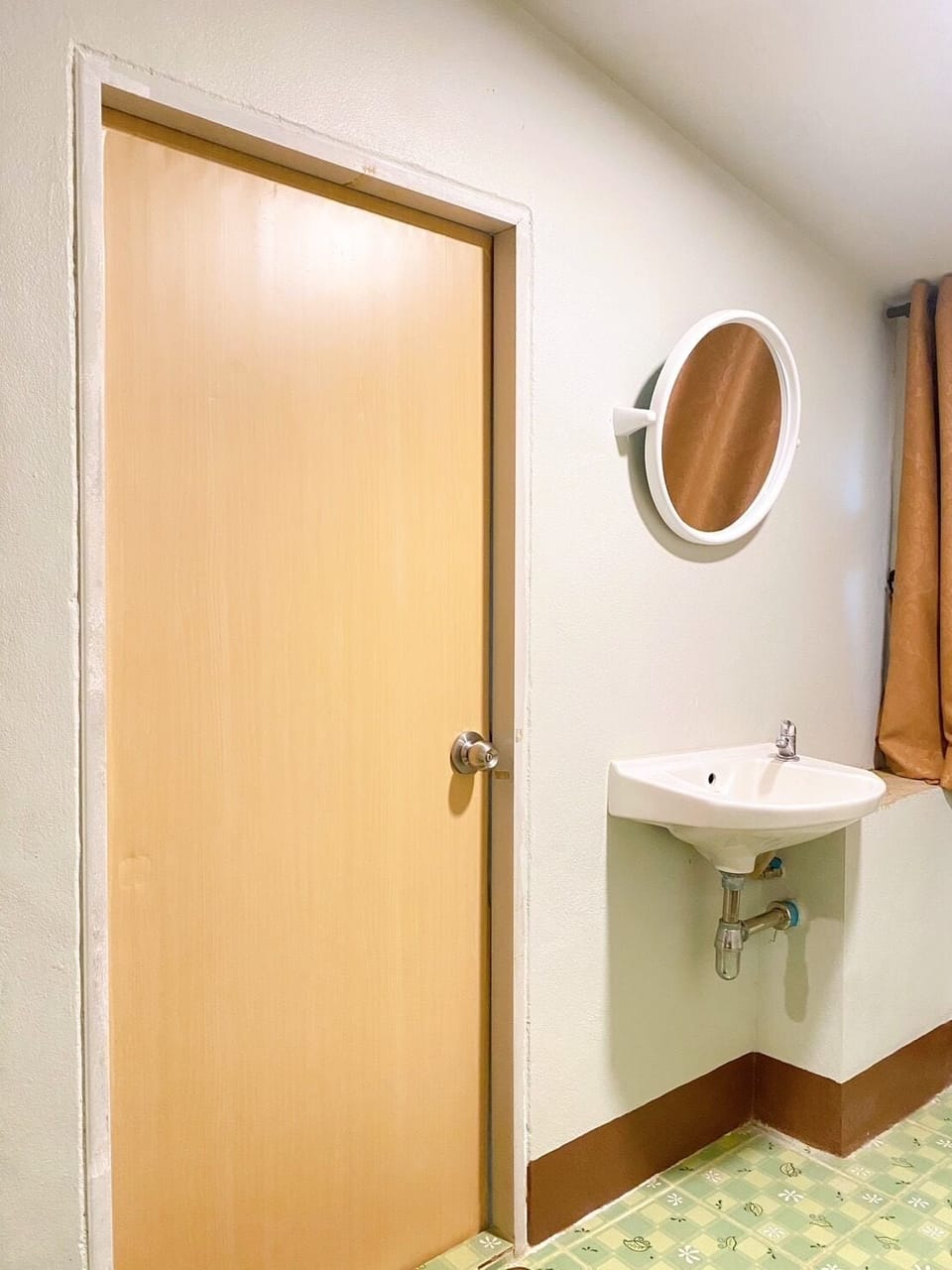 Basic Single Room | Bathroom | Free toiletries, towels, soap, shampoo