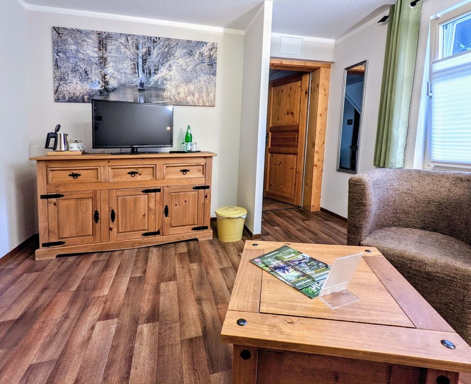 Suite, Private Bathroom, Garden View | Lounge