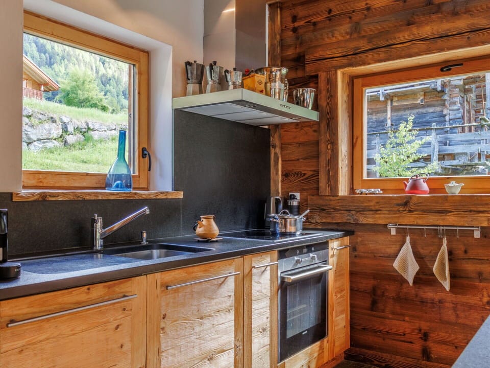 Wood, Kitchen, Wood Stain, Countertop, Hardwood, Ceiling, Plank, Log Cabin, Cottage, Cabinetry