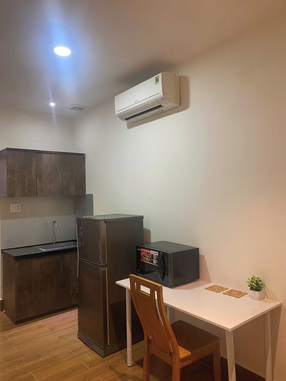 Standard Single Room | Private kitchen | Microwave