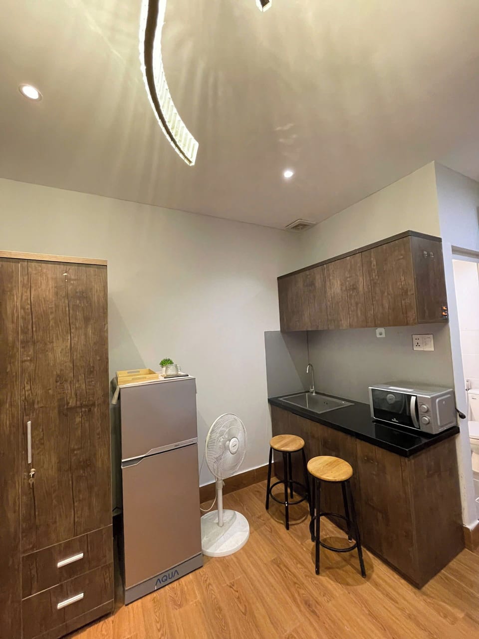 Luxury Single Room | Private kitchen | Microwave