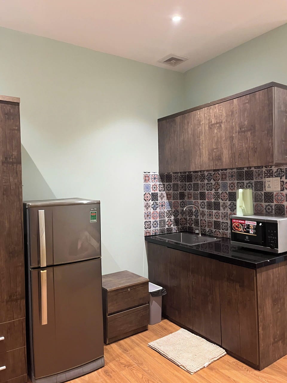 Luxury Single Room | Private kitchen | Microwave