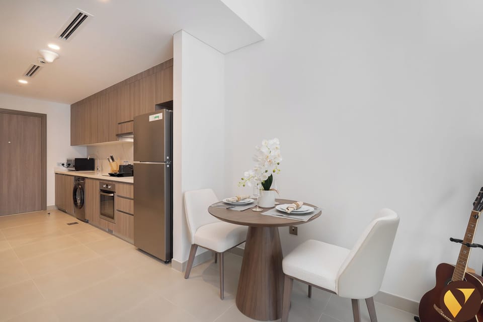 Deluxe Studio, Balcony, City View | Dining