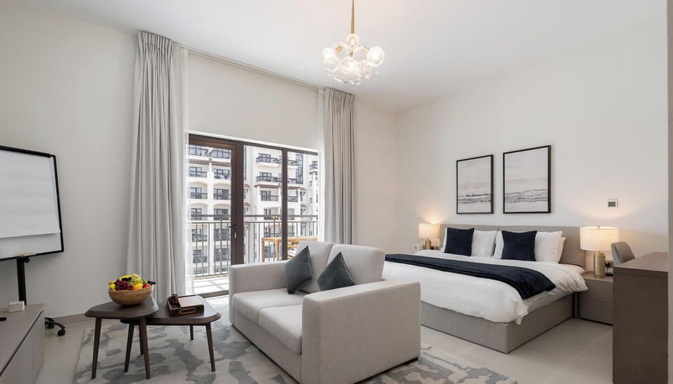 Deluxe Studio, Balcony, City View | Living area
