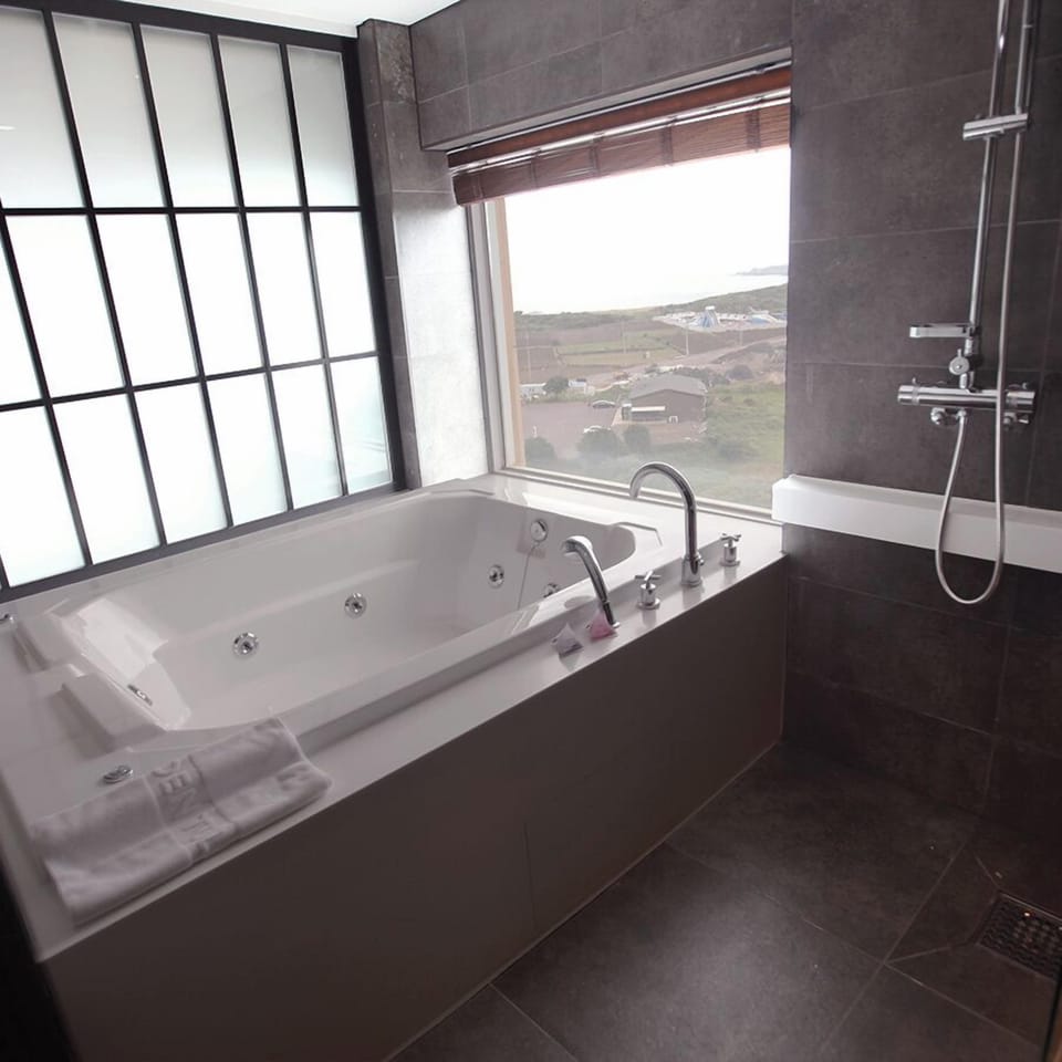 Premium Room, Balcony, Sea View | Bathroom | Separate tub and shower, hair dryer, bidet, towels