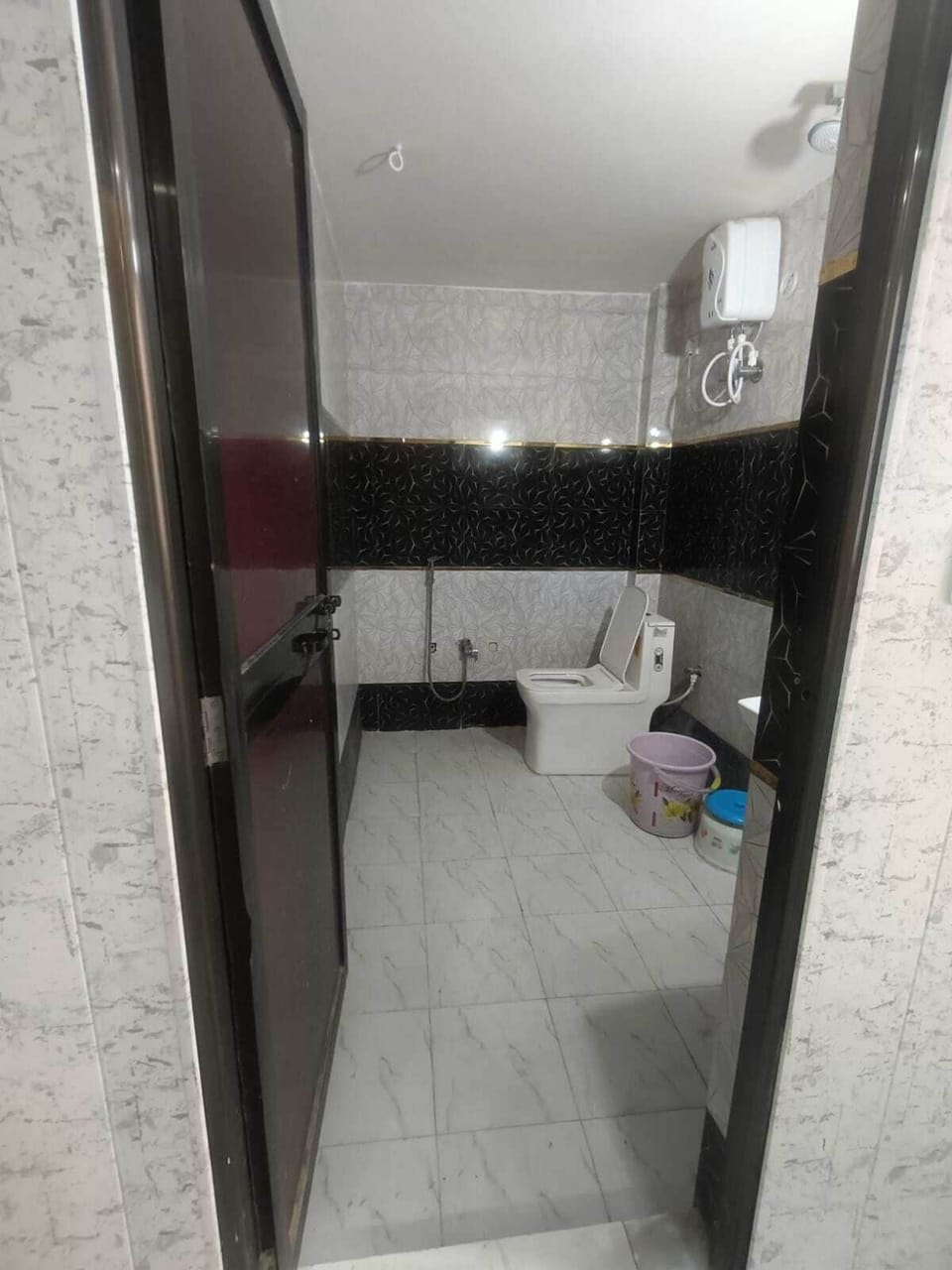 Suite Room | Bathroom | Shower, free toiletries, towels, soap