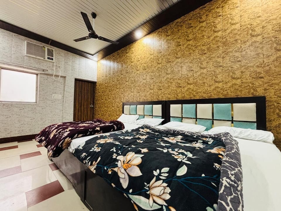 Premium Family Room | Hypo-allergenic bedding available, desk, laptop workspace, WiFi (free)