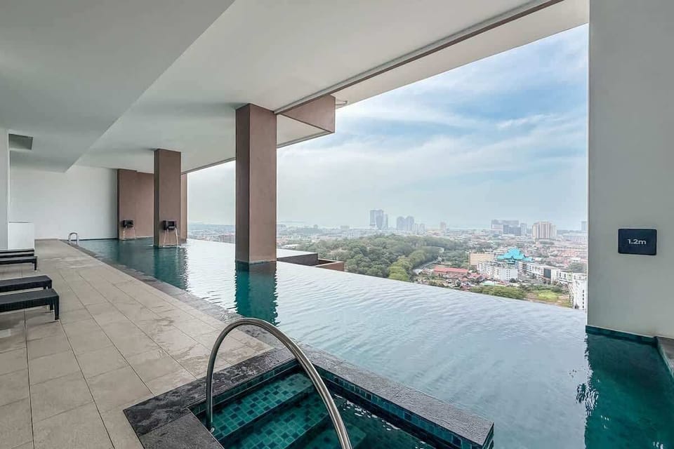 The beautiful infinity pool.