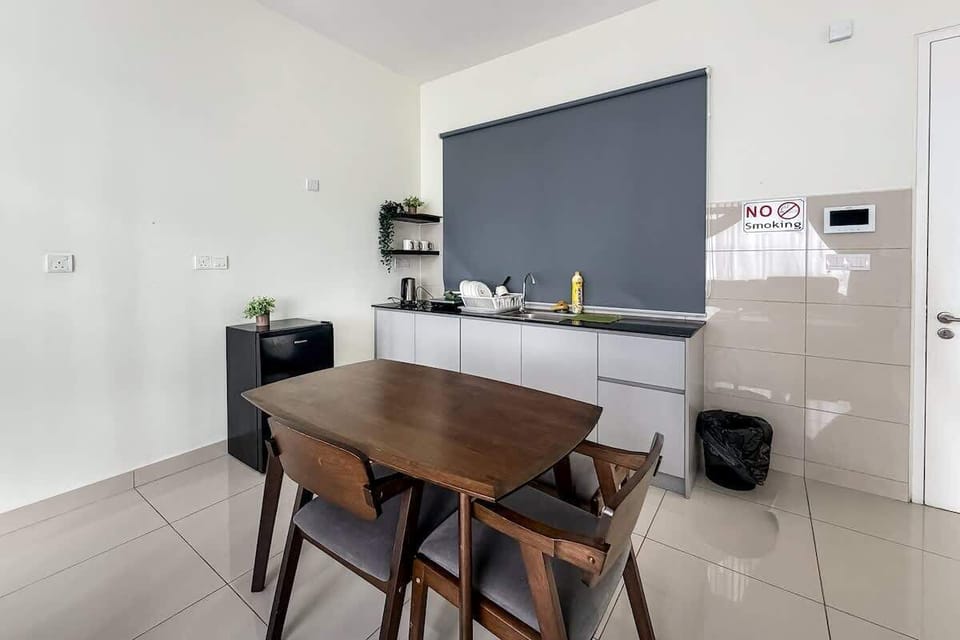 The dining & kitchenette.