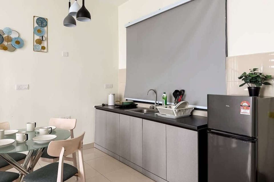 The dining & kitchenette.