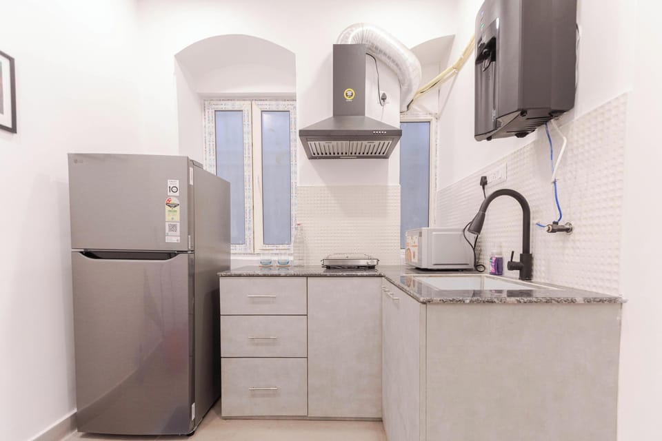 Apartment (3 Bedrooms) | Private kitchen | Microwave, cookware/dishes/utensils