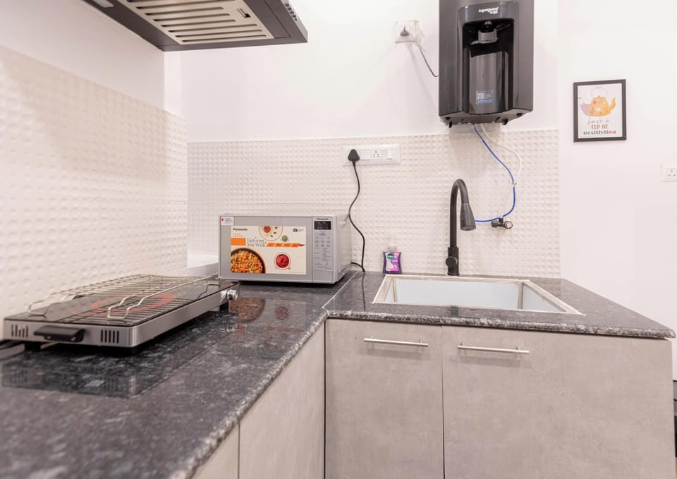 Apartment (3 Bedrooms) | Private kitchen | Microwave, cookware/dishes/utensils
