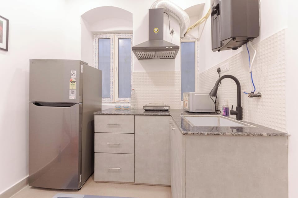 Apartment (3 Bedrooms) | Private kitchen | Microwave, cookware/dishes/utensils