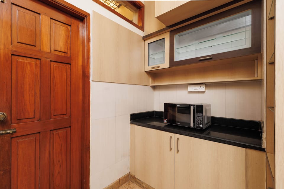 Apartment (1 Bedroom) | Private kitchen | Microwave, blender, cookware/dishes/utensils