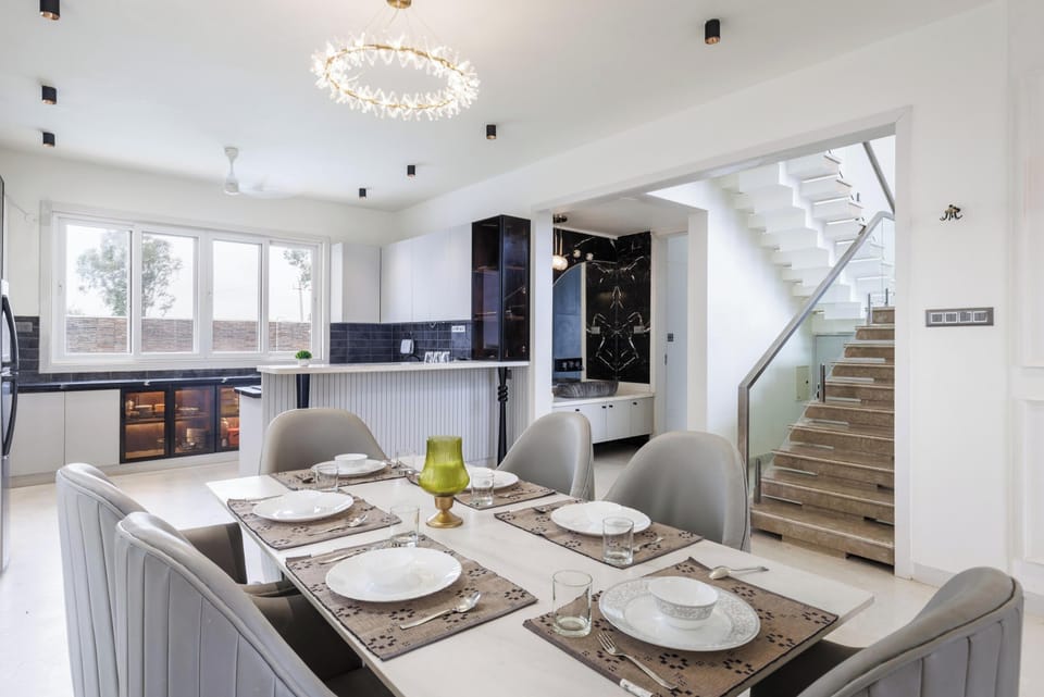 Villa (1 Bedroom) | Private kitchen | Microwave, cookware/dishes/utensils