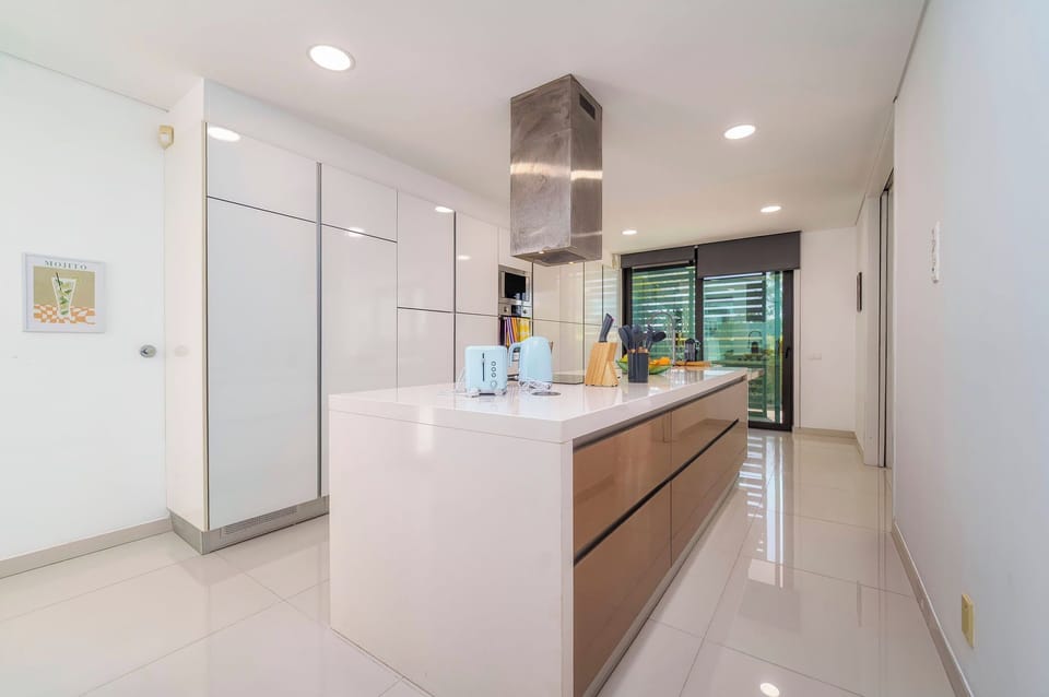 Full-size fridge, microwave, oven, stovetop