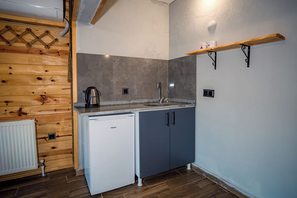 Deluxe Bungalow | Private kitchen | Mini-fridge, cookware/dishes/utensils