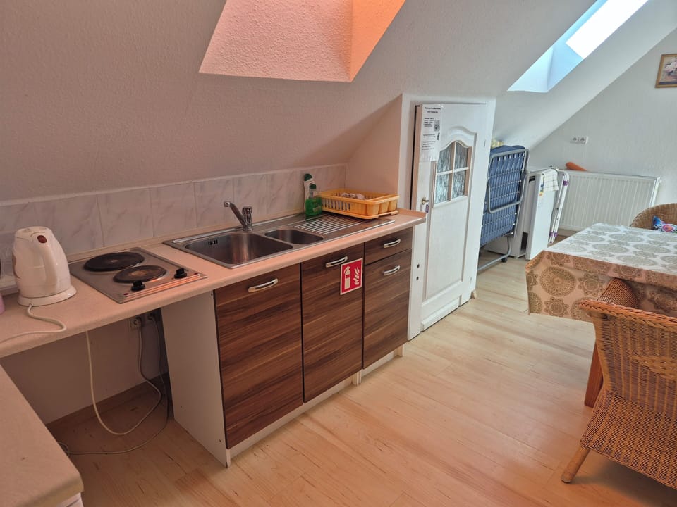 Classic Triple Room, Courtyard View | Private kitchen