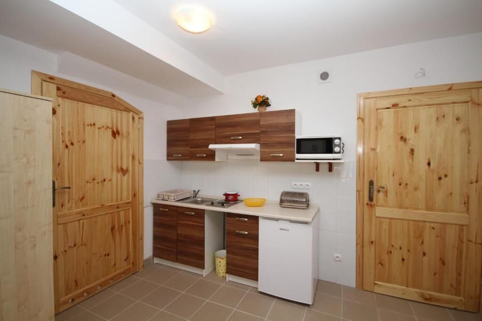 Comfort Apartment, Balcony, Courtyard View | Private kitchen