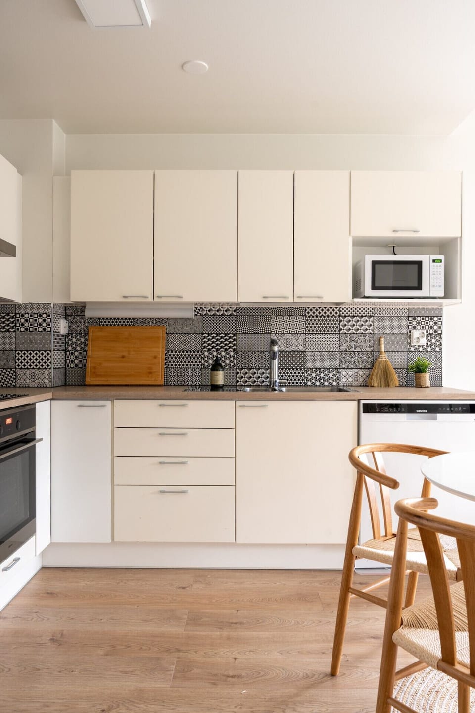 Modern and fully equipped kitchen.