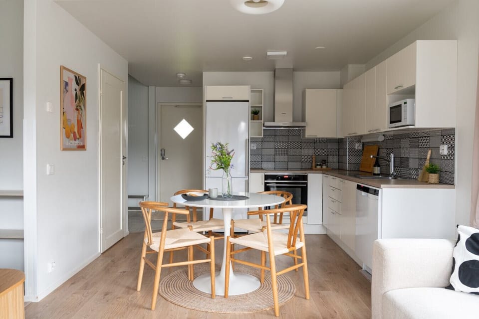 Modern and fully equipped kitchen.