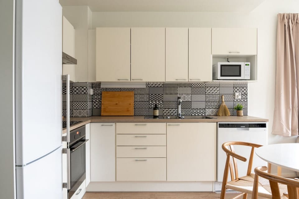 Modern and fully equipped kitchen.