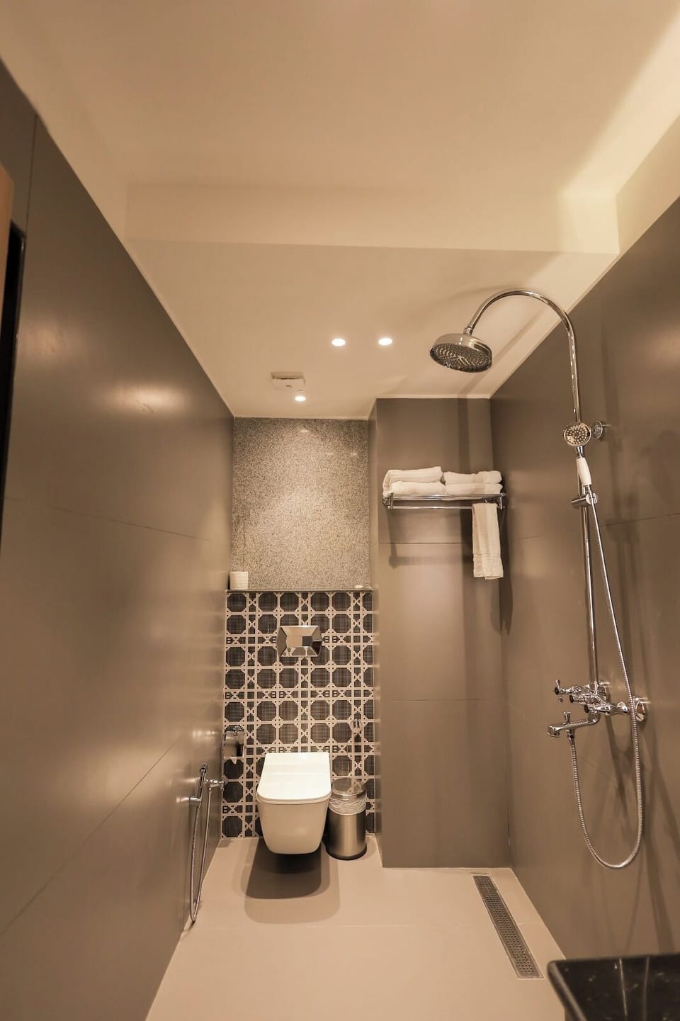 Deluxe Room | Bathroom | Free toiletries, towels, soap, shampoo