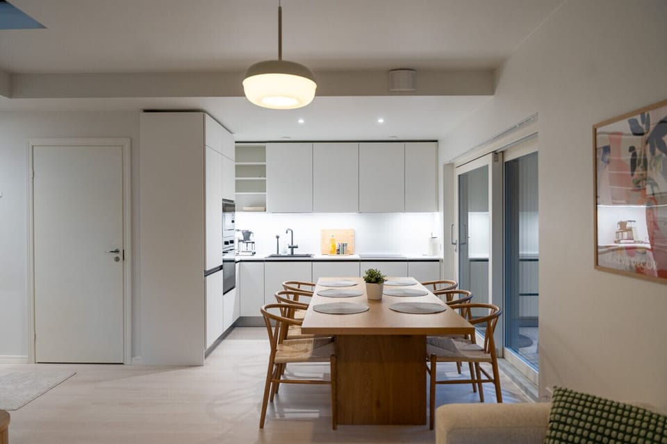 Modern, fully equipped kitchen.