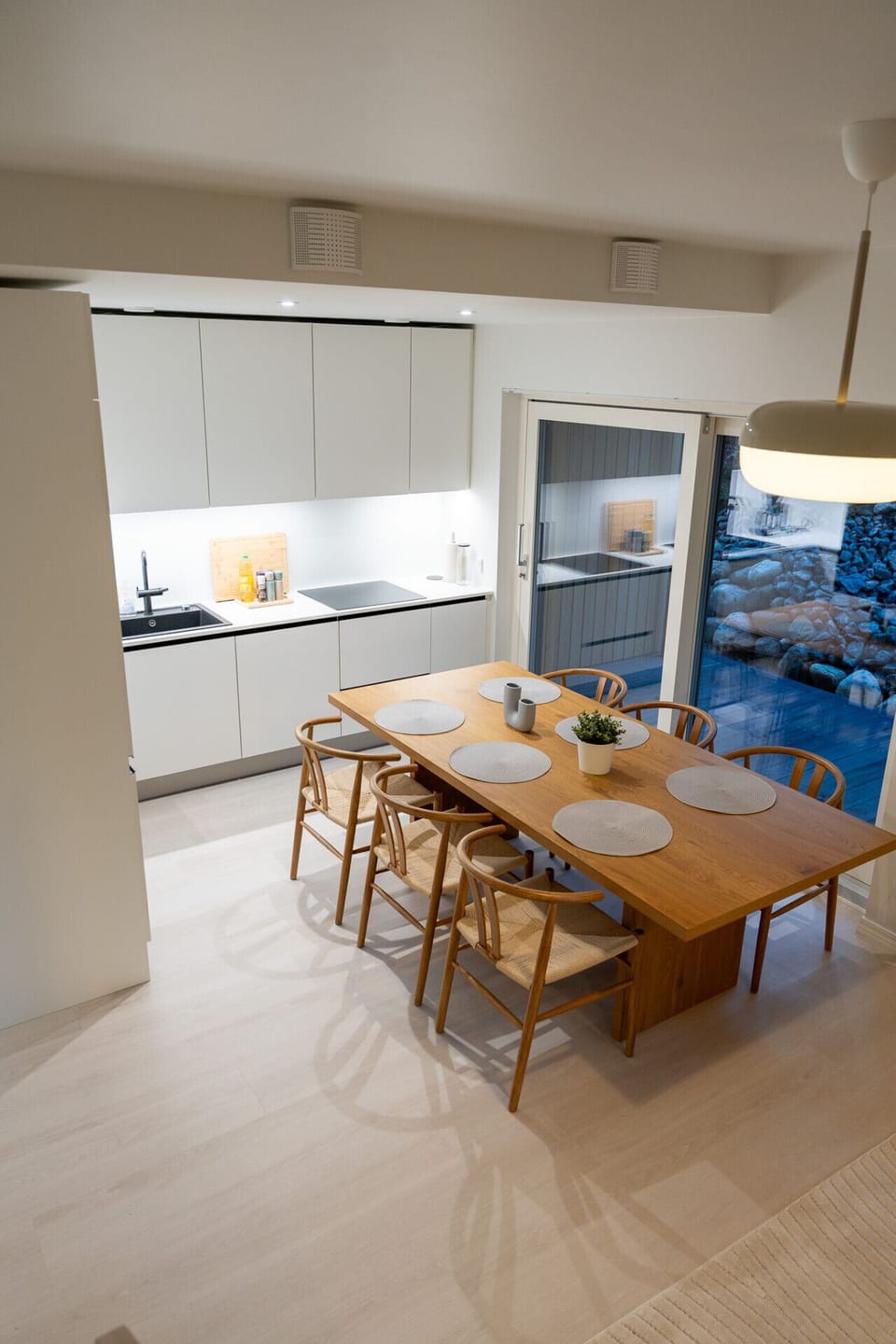 Modern, fully equipped kitchen.