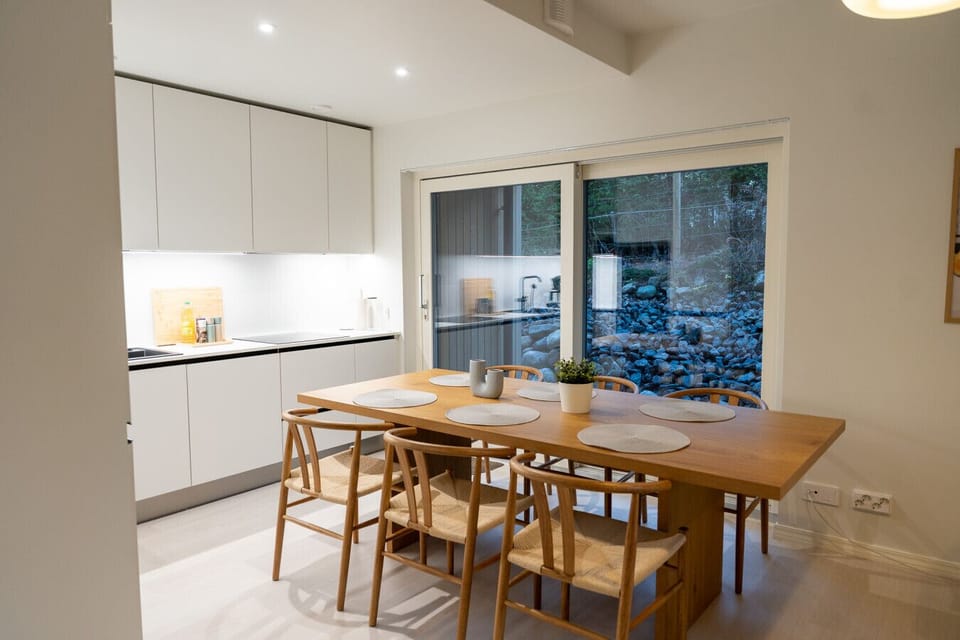 Modern, fully equipped kitchen.