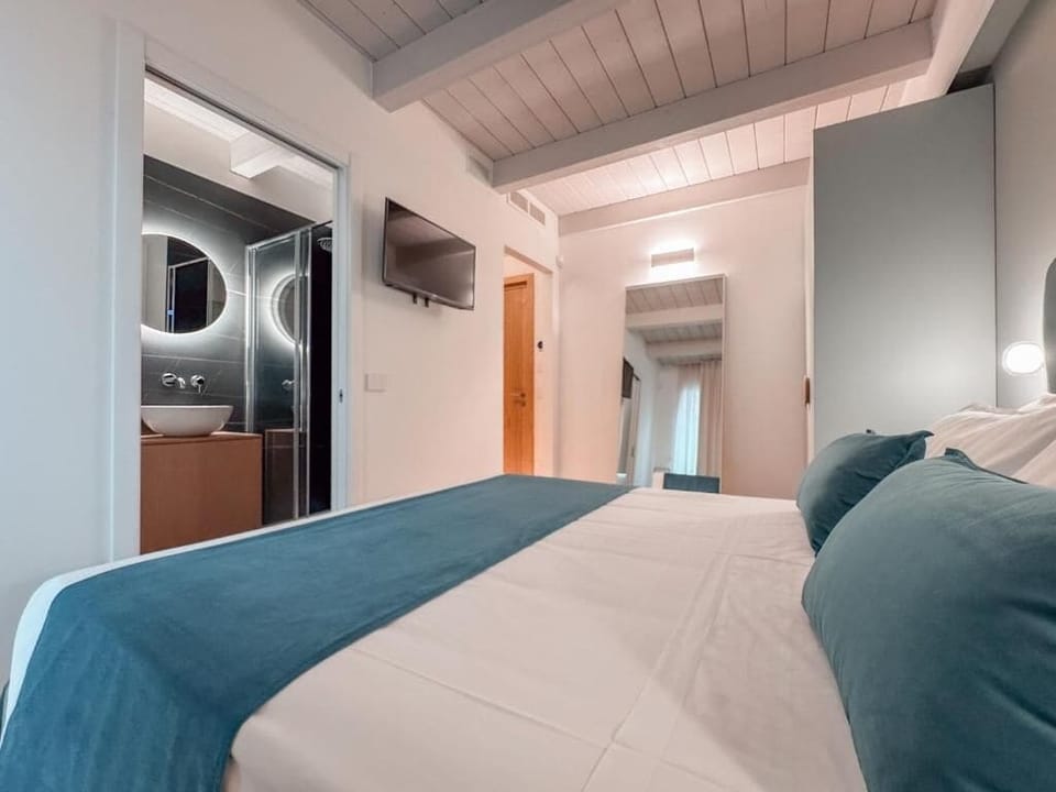 Superior Double Room, Balcony, City View | WiFi (free)