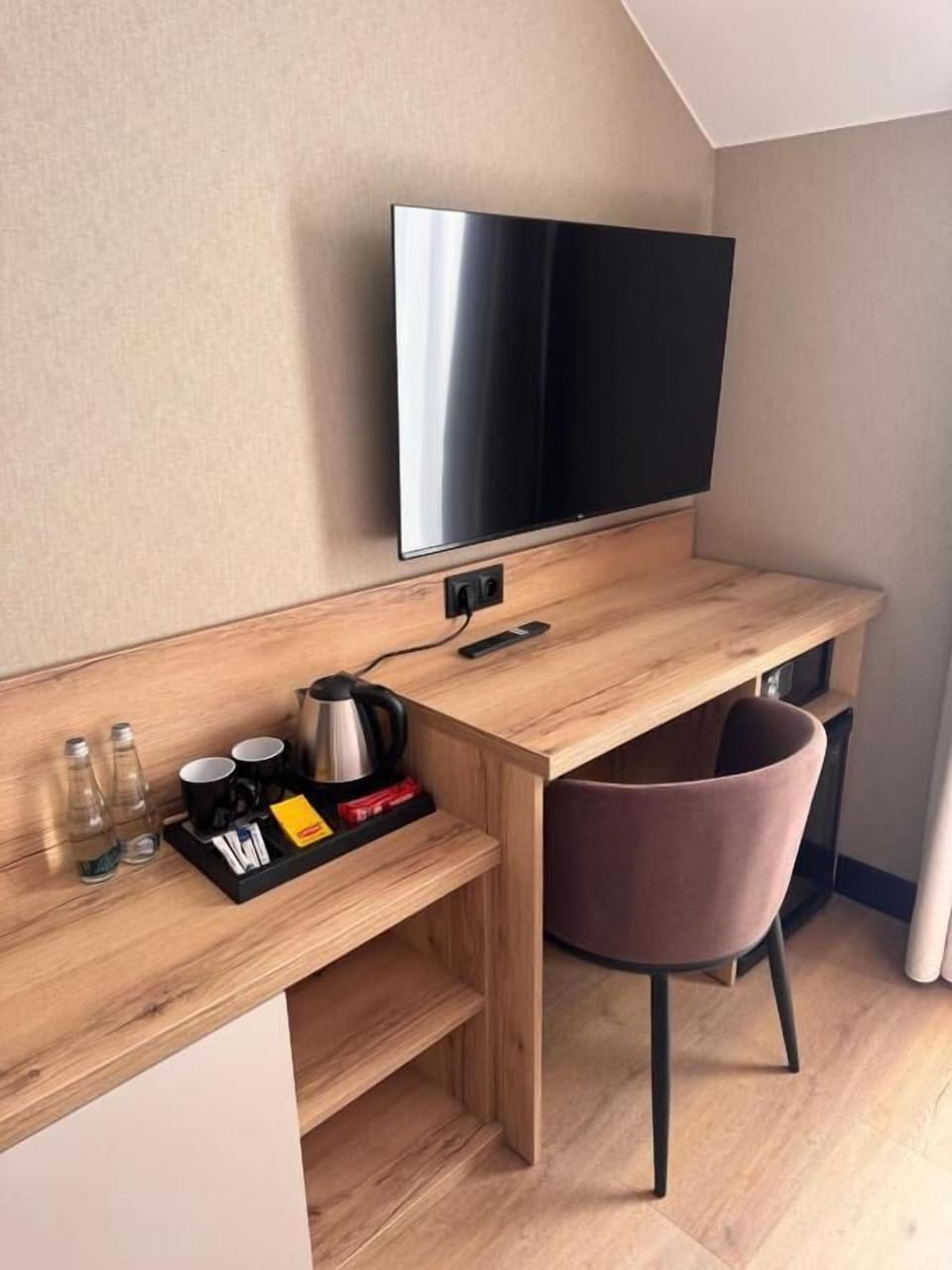 Deluxe Double Room, Balcony | Interior