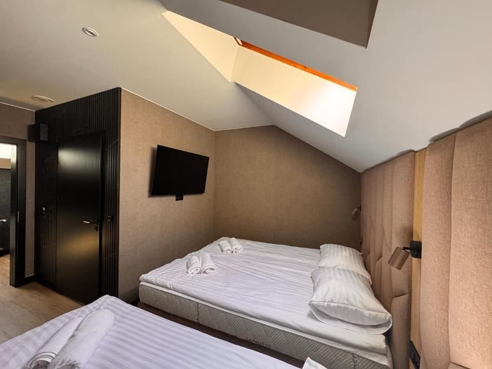 Hypo-allergenic bedding available, in-room safe, desk, cribs (free)