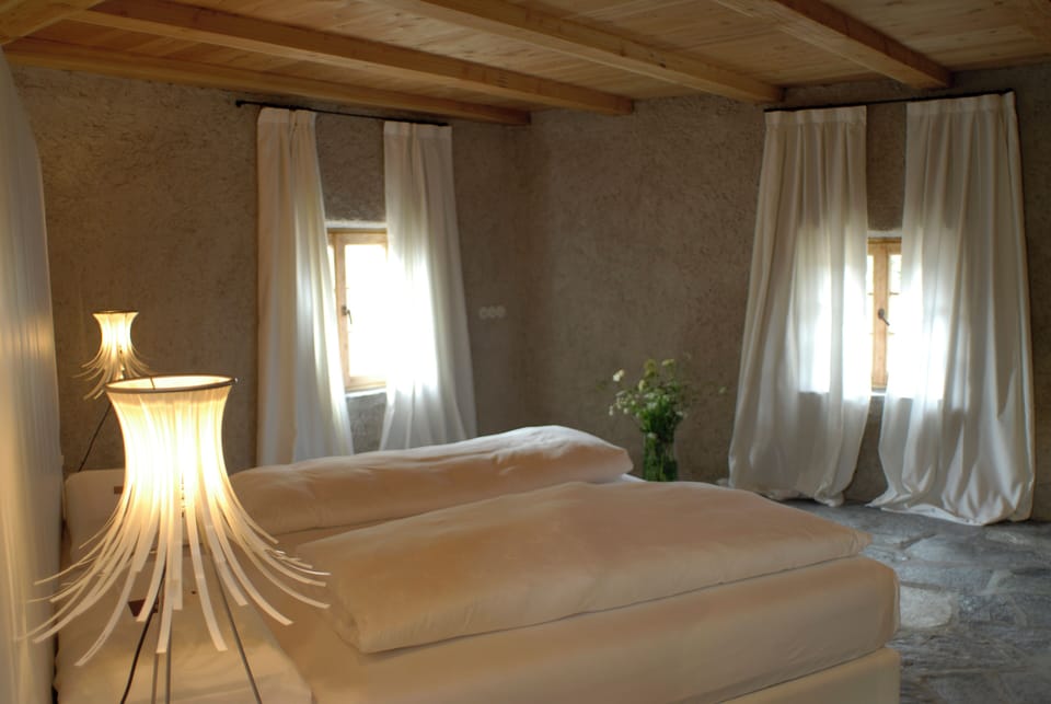 Deluxe Double Room | Minibar, bed sheets