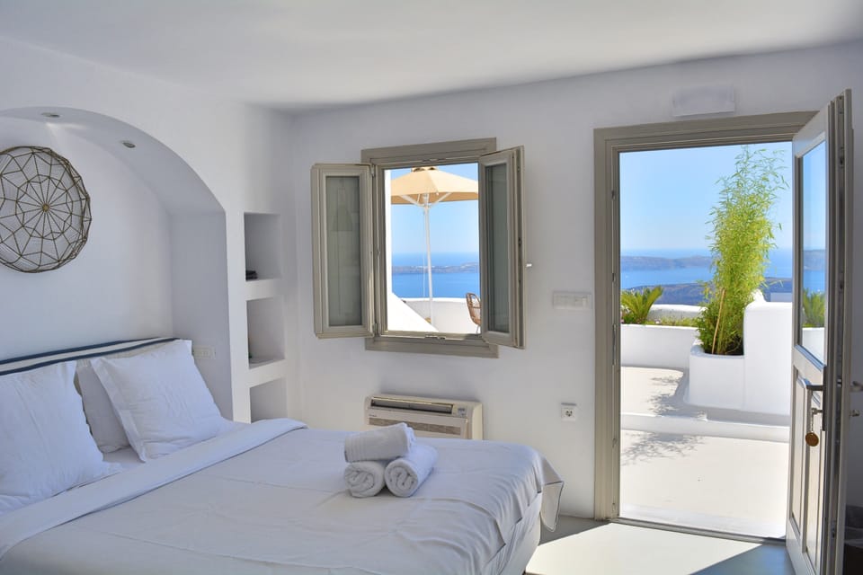 Junior Suite, Hot Tub (Outdoor) | 1 bedroom, free minibar items, in-room safe, individually decorated