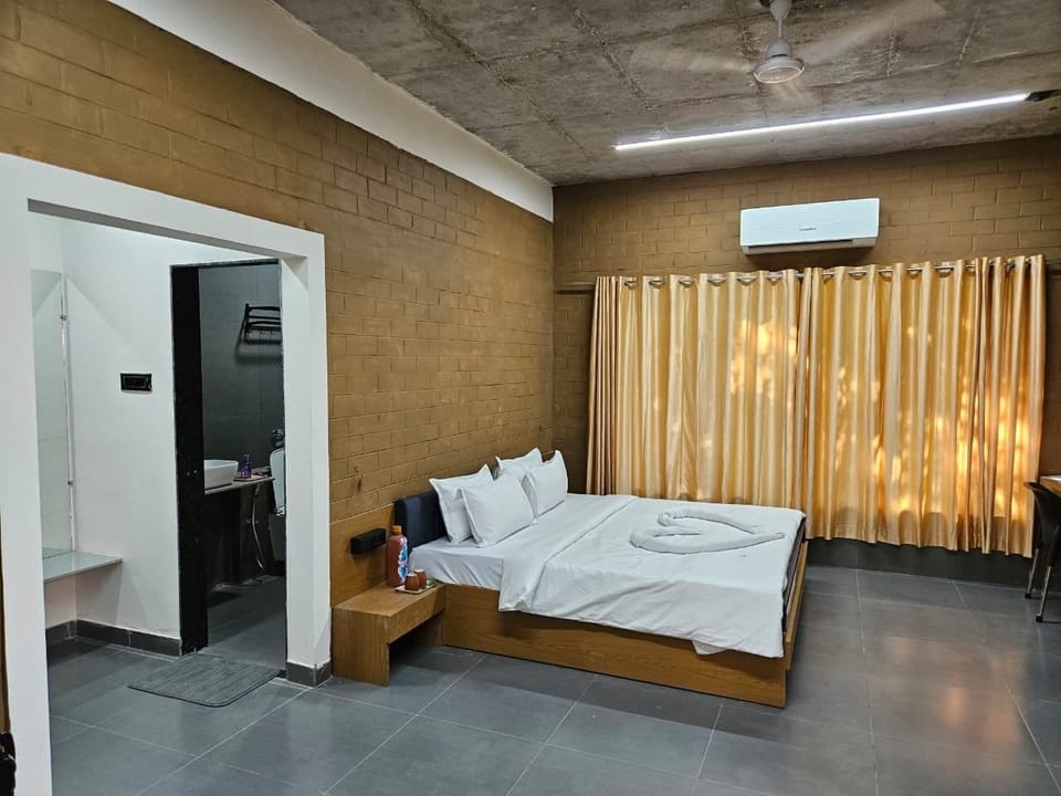 Executive Villa | Desk, laptop workspace, WiFi (free)