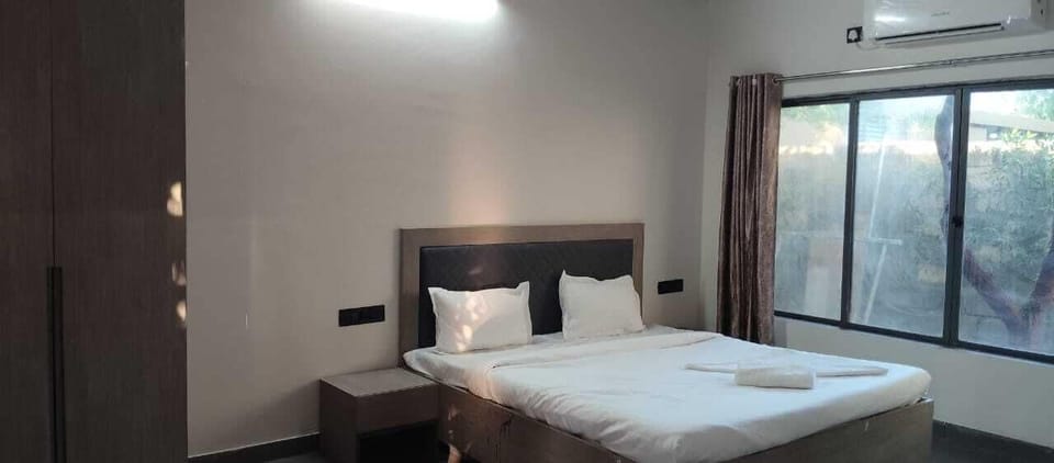 Premium Room | Desk, laptop workspace, WiFi (free)