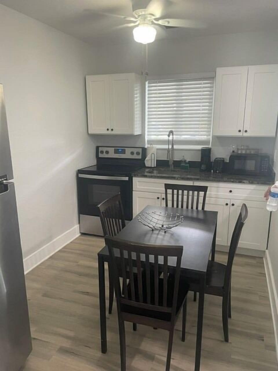 Fully equipped kitchen and dining table