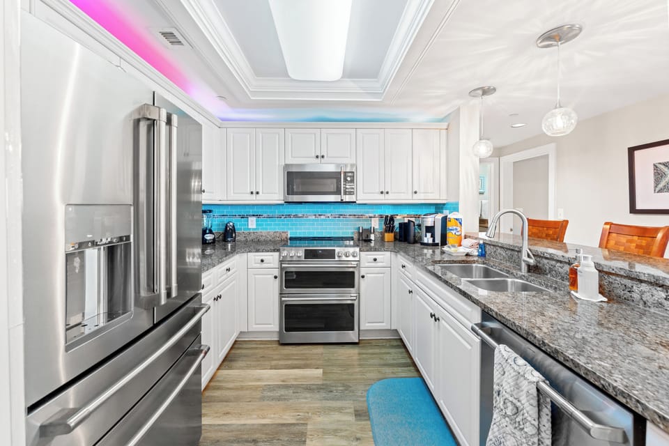 Beautiful well stocked kitchen