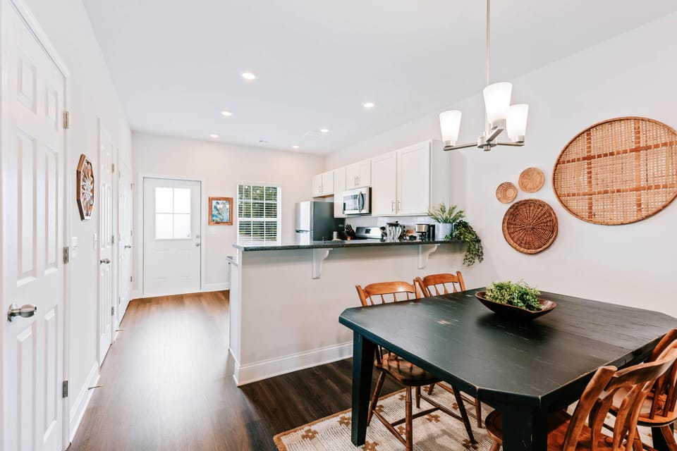Bright dining area with open flow to the stocked kitchen.