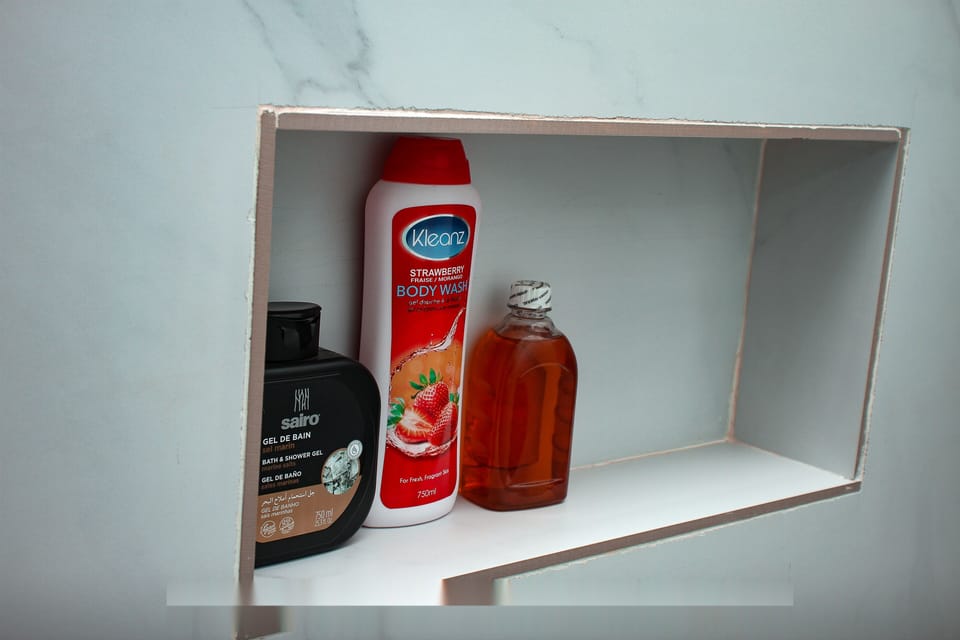 Deluxe Studio Suite | Bathroom amenities | Shower, rainfall showerhead, free toiletries, hair dryer