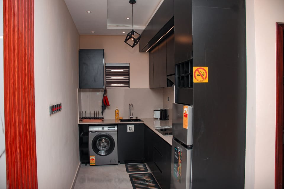 Deluxe Studio Suite | Private kitchenette | Full-size fridge, microwave, oven, stovetop