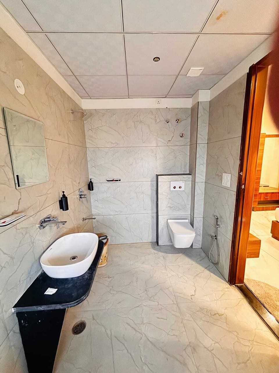 Deluxe Room | Bathroom | Shower, free toiletries, bathrobes, toilet paper