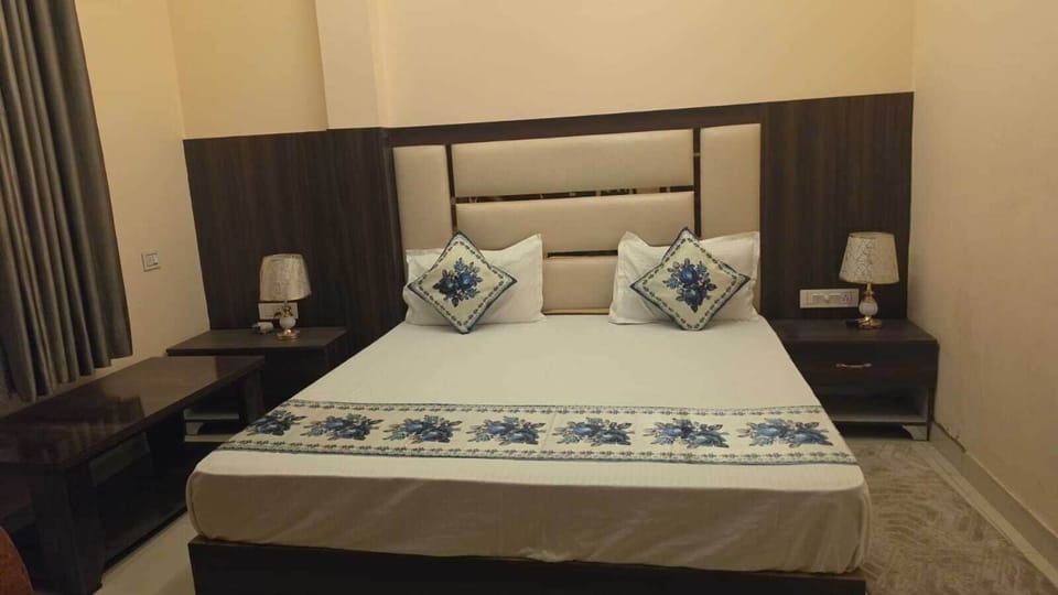 Jhilmil Pool View Double Bed Room