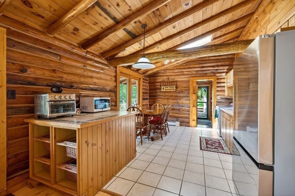 Cabin, 3 Bedrooms | Private kitchen | Coffee/tea maker, fridge, oven, toaster