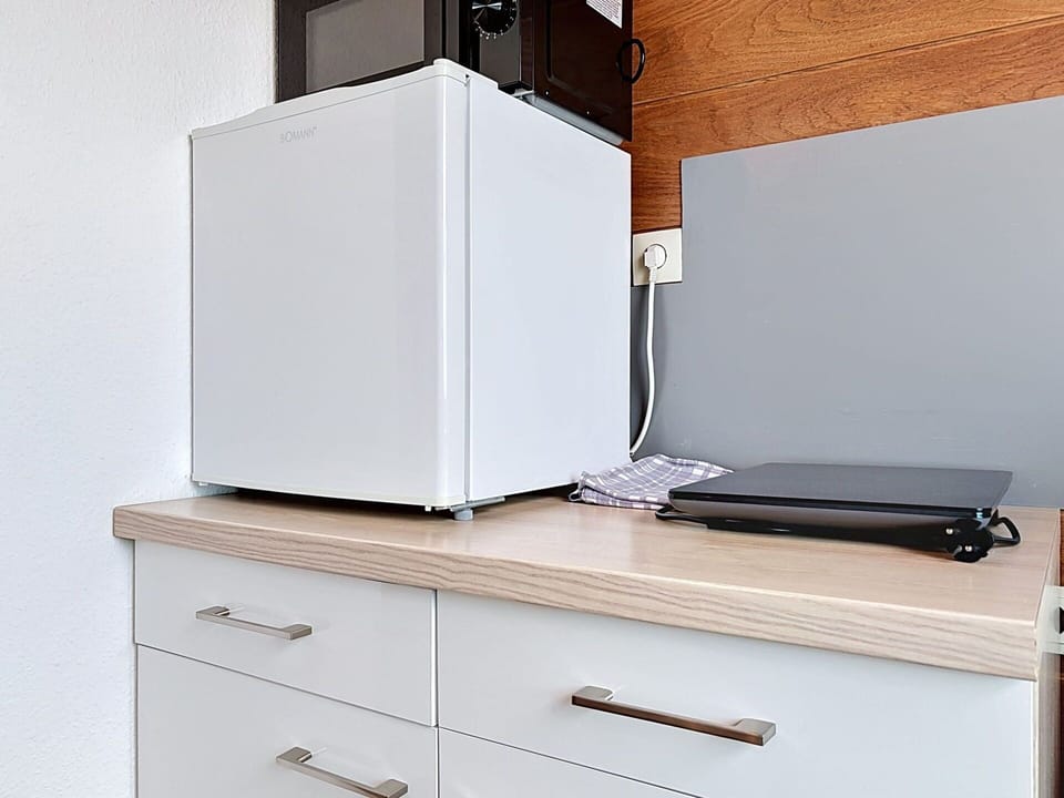 Electronic Device, Home Appliance, Kitchen Appliance, Major Appliance, Technology, Machine, Electronics, Small Appliance, Cabinetry