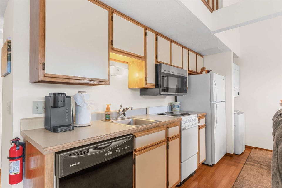 Condo, Multiple Beds, Mountain View (The Cozy Groves) | Private kitchen