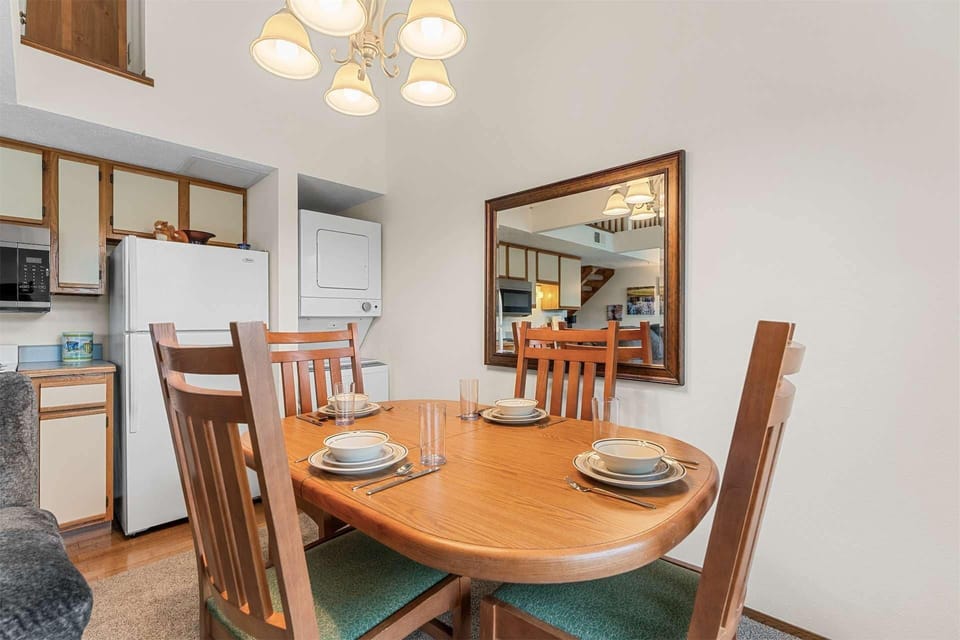 Condo, Multiple Beds, Mountain View (The Cozy Groves) | Dining
