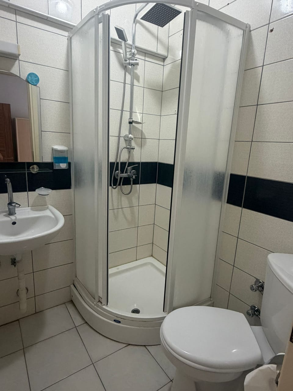 Standard Room | Bathroom | Hair dryer, towels, soap, toilet paper