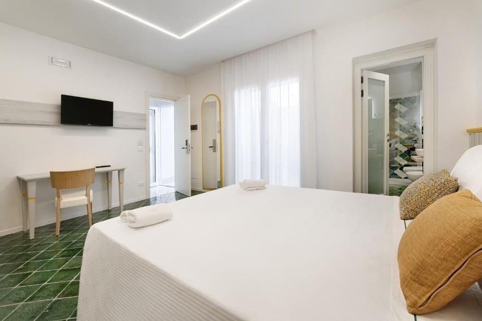 Triple Room, Courtyard View | In-room safe, desk, laptop workspace, soundproofing